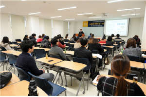 한국번역가협회 김민영 회장이 지난해 12얼 19일 '노벨상과 번역의 힘'을 주제로 강연을 하고 있다. / 사이버외국어대 제공